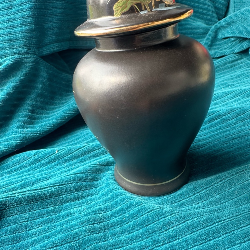 Elegant Black Floral Vase - Picture 3 of 4
